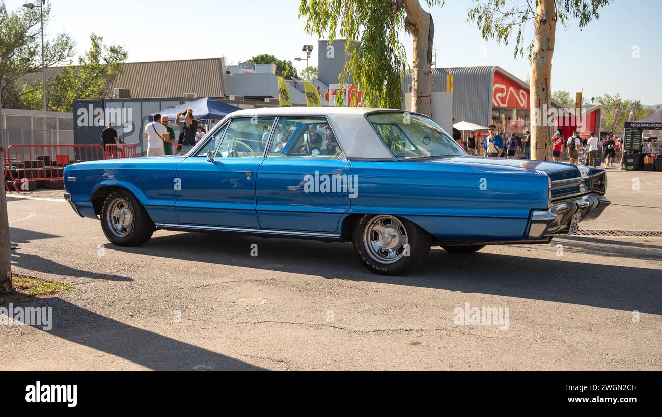 Vue latérale de l'immense voiture américaine classique bleue Dodge Polara. Banque D'Images