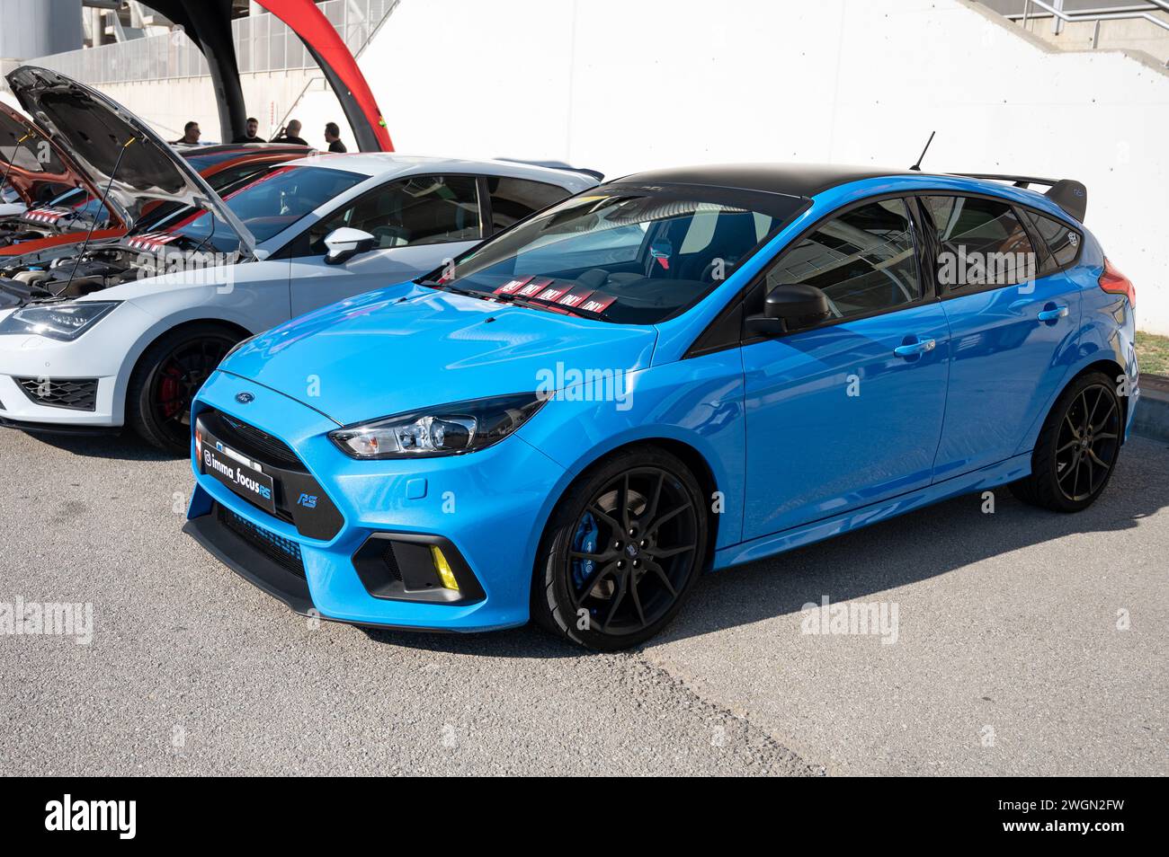 Vue avant d'une belle écoutille sportive, la Ford Focus RS MK3 bleue troisième génération Banque D'Images