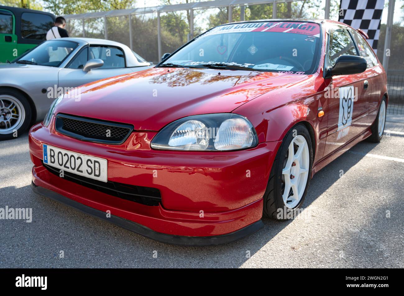 Vue de face d'une Honda Civic 6ème génération EK de type classique, rouge et réglée pour les courses de rue. Banque D'Images