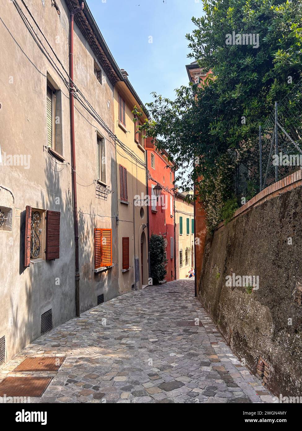 Entrez dans la beauté intemporelle de Santarcangelo di Romagna, où les rues étroites en pierre mènent à des façades colorées faisant écho aux récits du passé. Banque D'Images