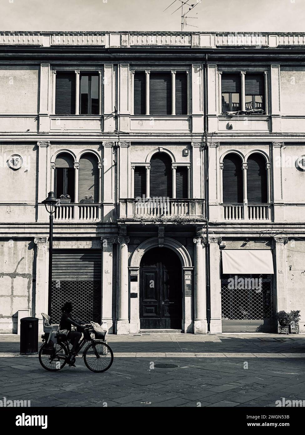 Élégance intemporelle : un bâtiment magnifique à Rimini, en Italie, se distingue par un noir et blanc saisissant, capturant l'essence de sa beauté majestueuse. Banque D'Images