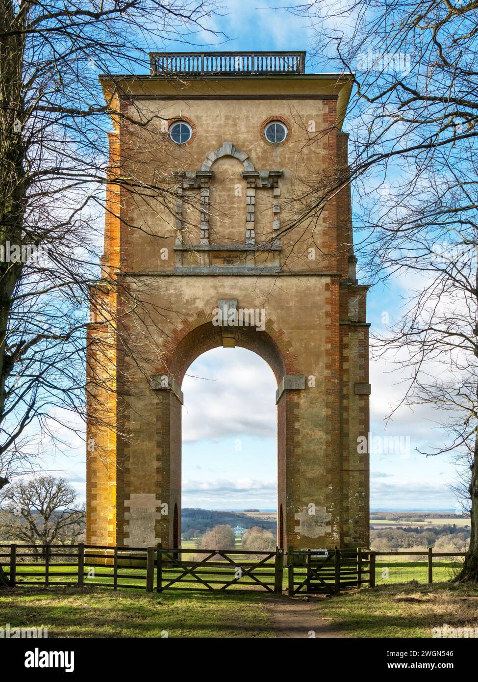 Vue à travers l'arche unique de Bellmount Tower sur l'avenue bordée d'arbres jusqu'à Belton House, Grantham, Lincolnshire, Angleterre, Royaume-Uni Banque D'Images