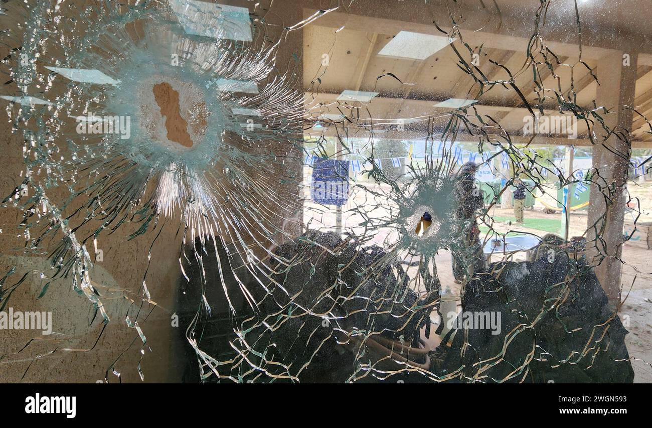Trous de balles dans une fenêtre au Kibboutz Nahal Oz L'attaque de Nahal Oz a été menée par des militants du Hamas le matin du 7 octobre 2023, Simchat Torah, au Kibboutz Nahal Oz près du Nord de la bande de Gaza, dans le cadre d'une attaque surprise contre Israël. Lors du massacre, de nombreux habitants du kibboutz ont été assassinés et d'importants dégâts ont été causés. Certains résidents ont été enlevés et emmenés dans la bande de Gaza. Banque D'Images