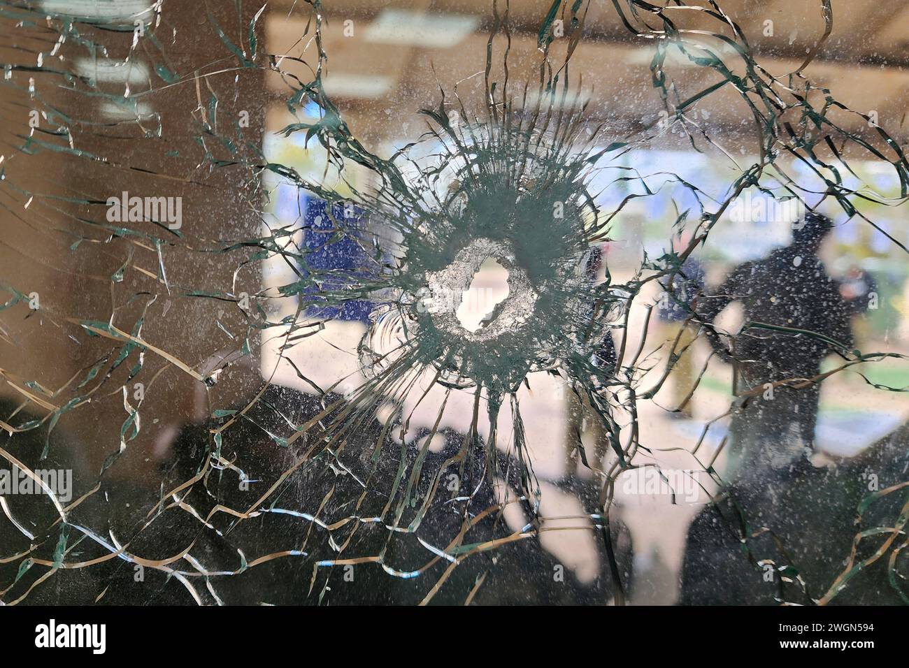 Trous de balles dans une fenêtre au Kibboutz Nahal Oz L'attaque de Nahal Oz a été menée par des militants du Hamas le matin du 7 octobre 2023, Simchat Torah, au Kibboutz Nahal Oz près du Nord de la bande de Gaza, dans le cadre d'une attaque surprise contre Israël. Lors du massacre, de nombreux habitants du kibboutz ont été assassinés et d'importants dégâts ont été causés. Certains résidents ont été enlevés et emmenés dans la bande de Gaza. Banque D'Images