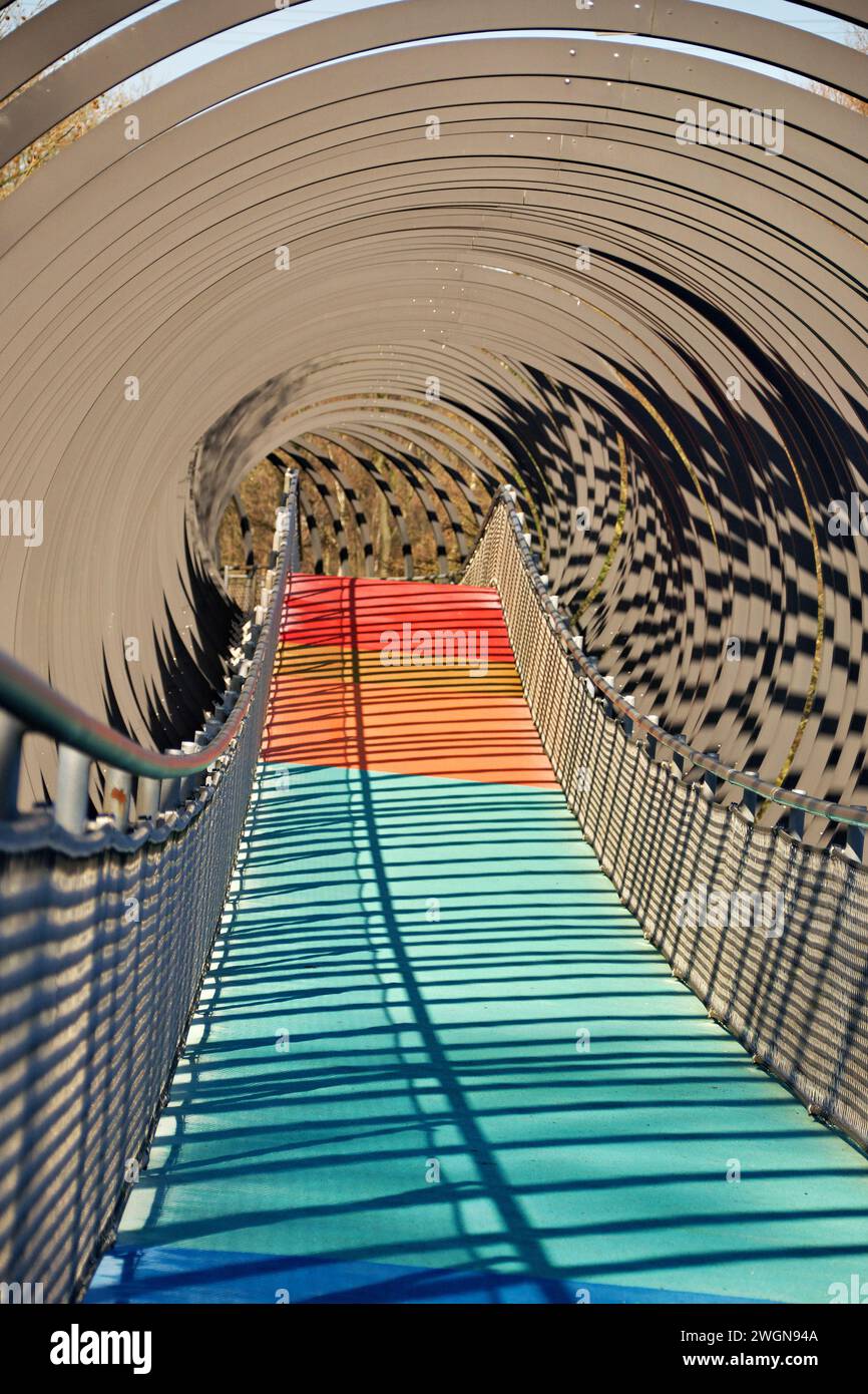 Pont sur le canal Rhin-Herne illuminé la nuit, dont le design a été inspiré par le jouet en forme de spirale Slinky Banque D'Images