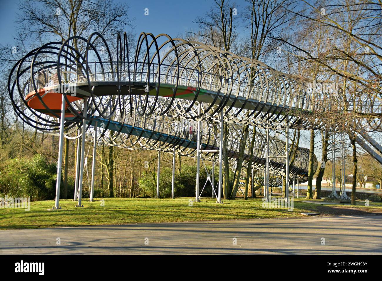 Pont sur le canal Rhin-Herne illuminé la nuit, dont le design a été inspiré par le jouet en forme de spirale Slinky Banque D'Images