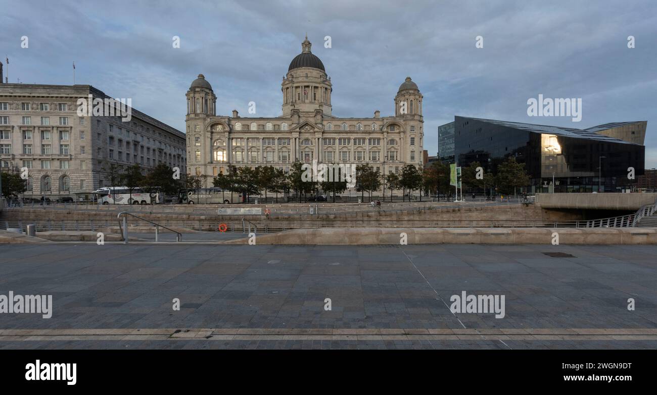 Liverpool, Royaume-uni le 16 mai 2023 la façade du bâtiment du Port de Liverpool, ou Dock Office, l'une des trois grâces situées à Pier Head Banque D'Images