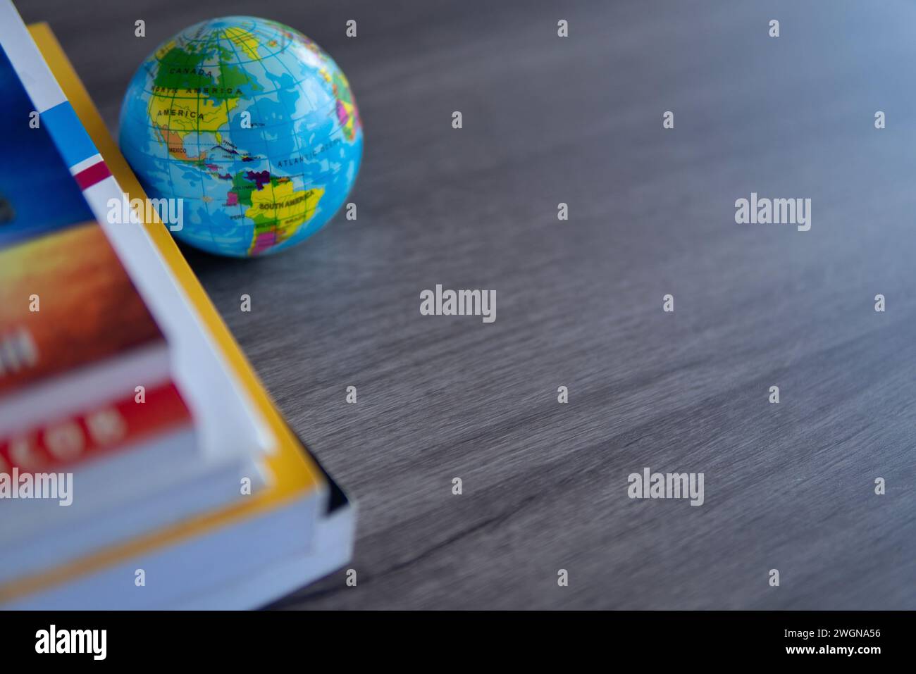 Gros plan image pile de livres avec un globe sur une table en bois. Copier l'espace pour le texte. Journée mondiale du livre, concept d'éducation et de connaissance. Banque D'Images