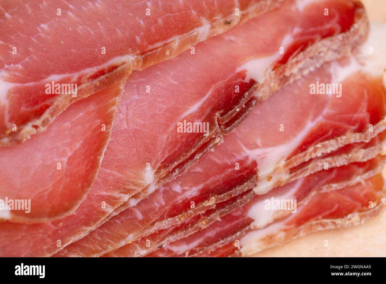 viande séchée finement tranchée avec saindoux, viande de porc marinée et déshydratée prête à être mangée Banque D'Images