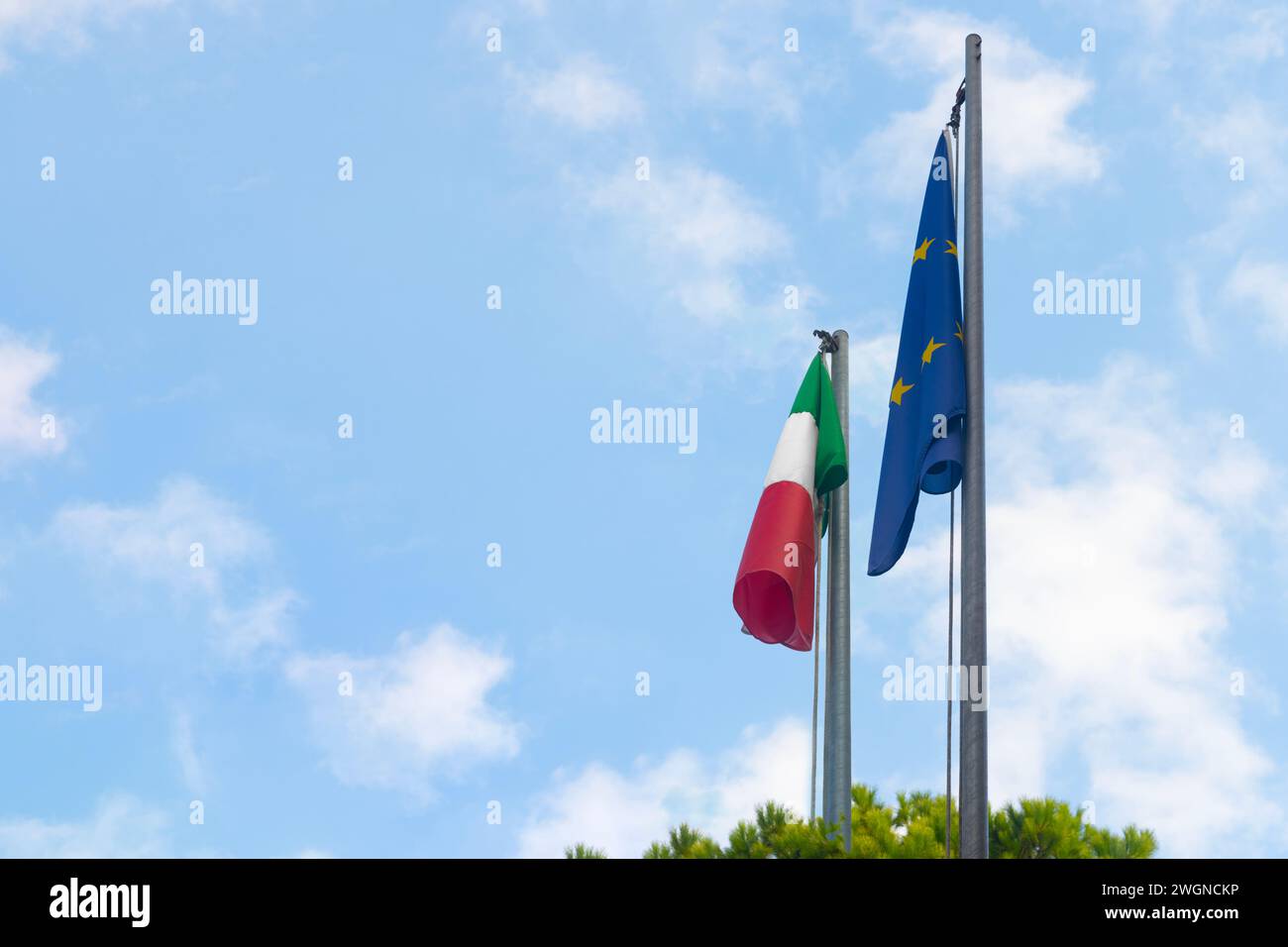 Drapeaux de l'Union européenne et de l'Italie sur fond bleu clair Banque D'Images