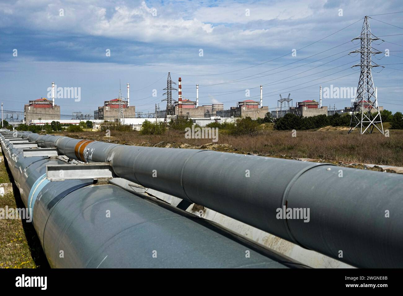 FILE - A view of the Zaporizhzhia Nuclear Power Station, in Enerhodar, Zaporizhzhia region, in territory under Russian military control, southeastern Ukraine, on May 1, 2022. Security at Ukraine's Zaporizhzhia Nuclear Power Plant remains fragile amid worrying recent staff cuts enacted by Russian authorities occupying the facility, which is one of the 10 biggest atomic power plants in the world, the United Nations nuclear watchdog chief said Tuesday, Feb. 6, 2024. (AP Photo/File) Banque D'Images
