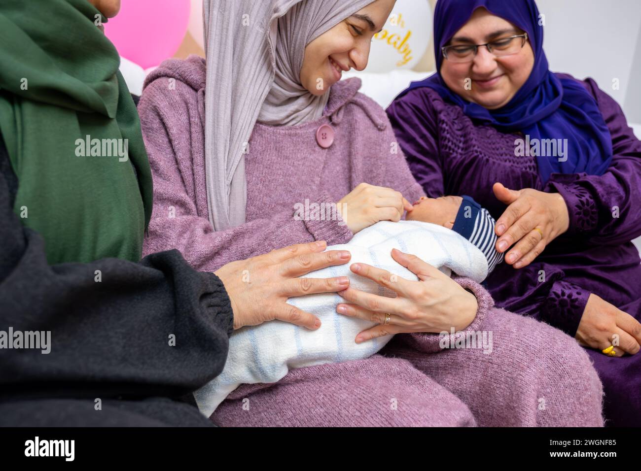 mère et belle-mère célébrant le bébé nouveau-né tenant des cadeaux et arrondi avec ballon Banque D'Images