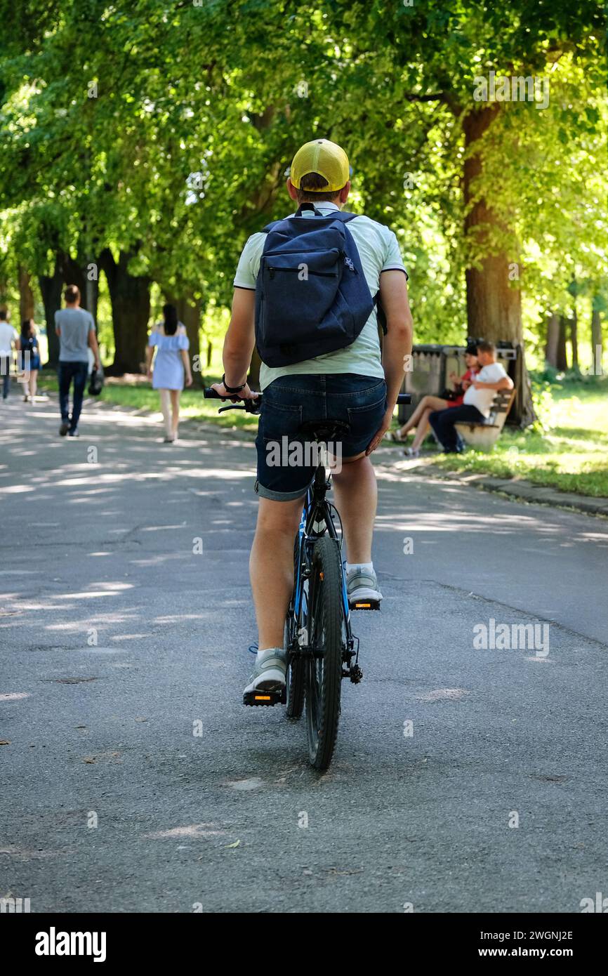 Cycliste passent leur temps sur le vélo dans le parc le jour ensoleillé. Promenez-vous pour faire de l'exercice et vous détendre. Mode de vie sain. Sport et concept de vie active. Banque D'Images