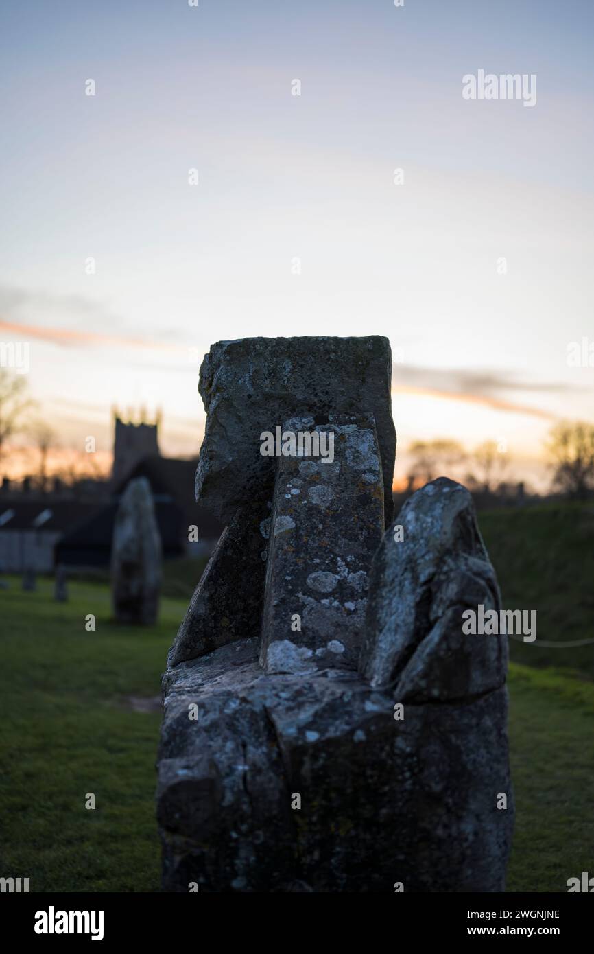 Coucher de soleil à Avebury, Britains Greatest Stone Circle, et St James Church, Avebury, Wiltshire, Angleterre, Royaume-Uni, GB. Banque D'Images