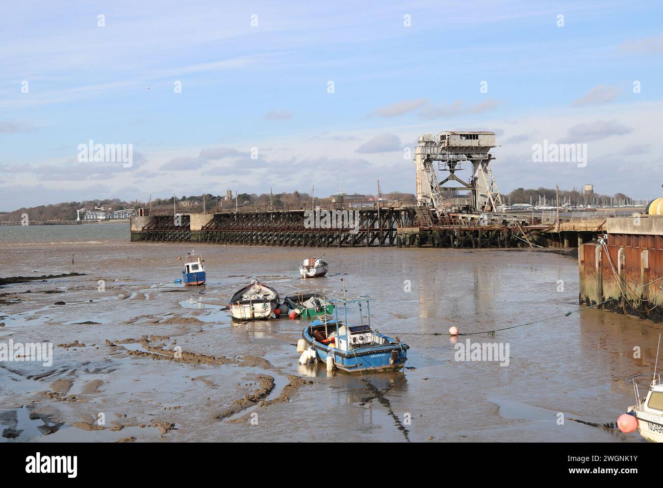 Après plus de 30 ans depuis sa dernière utilisation, le quai du ferry Harwich train et la structure de portique classée Grade II sont toujours une caractéristique sur la ligne de la rivière Harwich. Banque D'Images