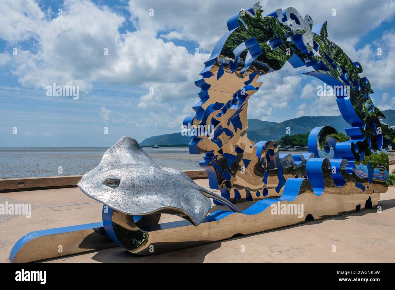 Citizens Gateway to the Great Barrier Reef est une œuvre d'art publique de l'artiste indigène Brian Robinson, Cairns Esplanade, Cairns, Queensland, Australie Banque D'Images