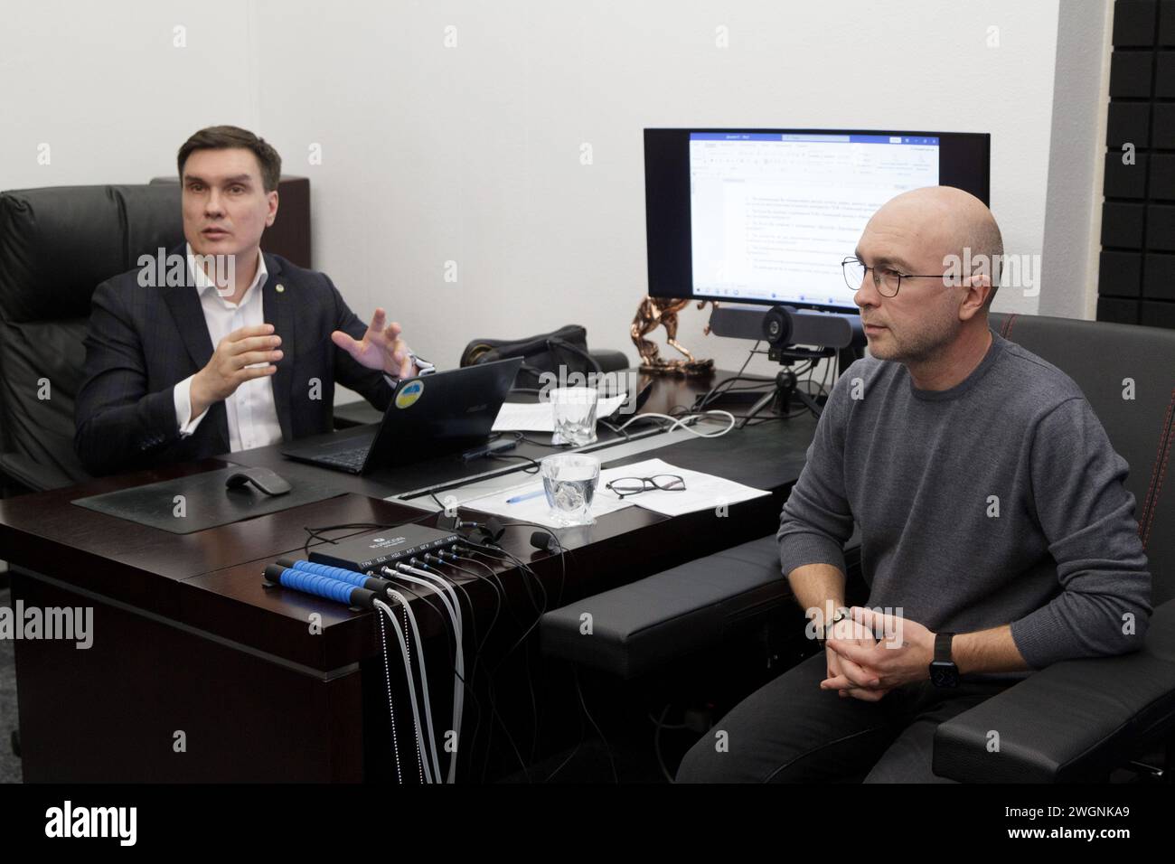 KIEV, UKRAINE - 05 FÉVRIER 2024 - Åxeñutive Directeur de l'Association panukrainienne des examinateurs de polygraphes Volodymyr Vedmid (l) et ancien Chef du Département de la politique militaro-technique du ministère de la Défense, développement des armes et des équipements militaires Oleksandr Liiev, un suspect dans le cas de détournement de près de UAH 1,5 milliards pour l'achat d'obus, sont vus lors d'un examen psychophysiologique public avec l'utilisation d'un polygraphe concernant le contrat entre le ministère de la Défense et Lviv Arsenal LLC en octobre 22, Kiev, capitale de l'Ukraine. Banque D'Images