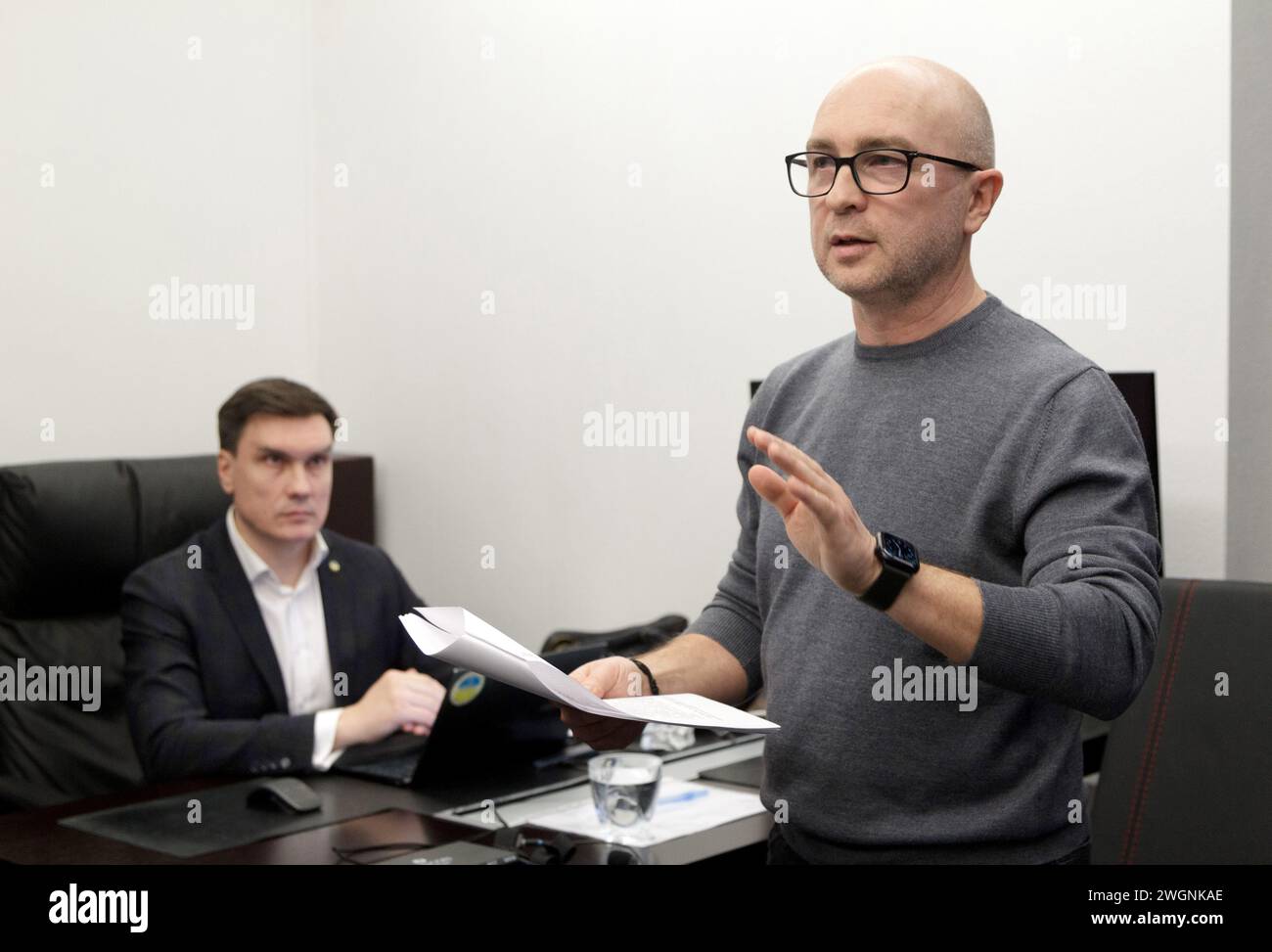 KIEV, UKRAINE - 05 FÉVRIER 2024 - Åxeñutive Directeur de l'Association panukrainienne des examinateurs de polygraphes Volodymyr Vedmid (l) et ancien Chef du Département de la politique militaro-technique du ministère de la Défense, développement des armes et des équipements militaires Oleksandr Liiev, un suspect dans le cas de détournement de près de UAH 1,5 milliards pour l'achat d'obus, sont vus lors d'un examen psychophysiologique public avec l'utilisation d'un polygraphe concernant le contrat entre le ministère de la Défense et Lviv Arsenal LLC en octobre 22, Kiev, capitale de l'Ukraine. Banque D'Images