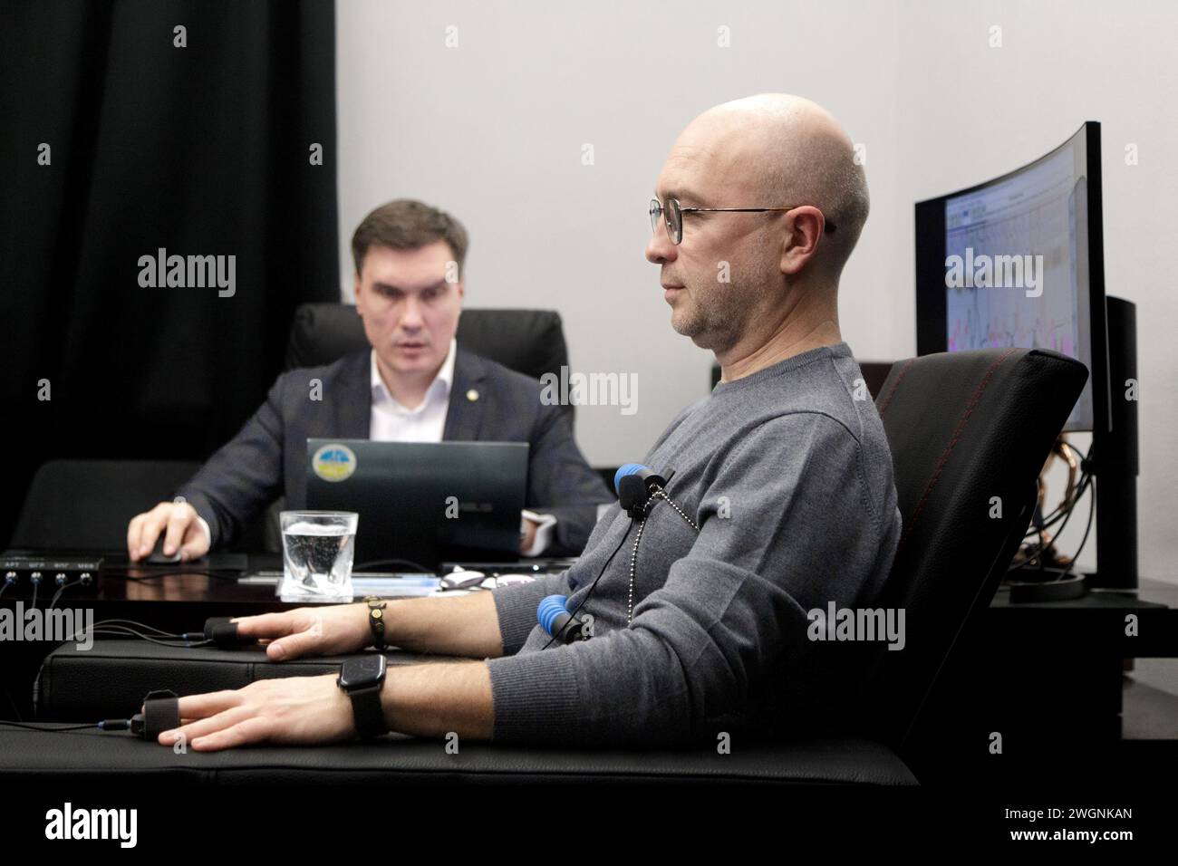 KIEV, UKRAINE - 05 FÉVRIER 2024 - Åxeñutive Directeur de l'Association panukrainienne des examinateurs de polygraphes Volodymyr Vedmid (l) et ancien Chef du Département de la politique militaro-technique du ministère de la Défense, développement des armes et des équipements militaires Oleksandr Liiev, un suspect dans le cas de détournement de près de UAH 1,5 milliards pour l'achat d'obus, sont vus lors d'un examen psychophysiologique public avec l'utilisation d'un polygraphe concernant le contrat entre le ministère de la Défense et Lviv Arsenal LLC en octobre 22, Kiev, capitale de l'Ukraine. Banque D'Images