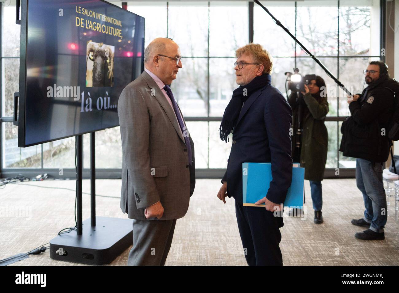Ministre français de l'Agriculture et de la souveraineté alimentaire Marc Fesneau, Président de la Foire internationale de l'Agriculture de Paris Jean-Luc Poulain lors d'une conférence de presse pour la présentation de la 60ème édition du salon international de l'Agriculture 2024 à Paris, France, le 6 février 2024. Photo Raphael Lafargue/ABACAPRESS.COM Banque D'Images