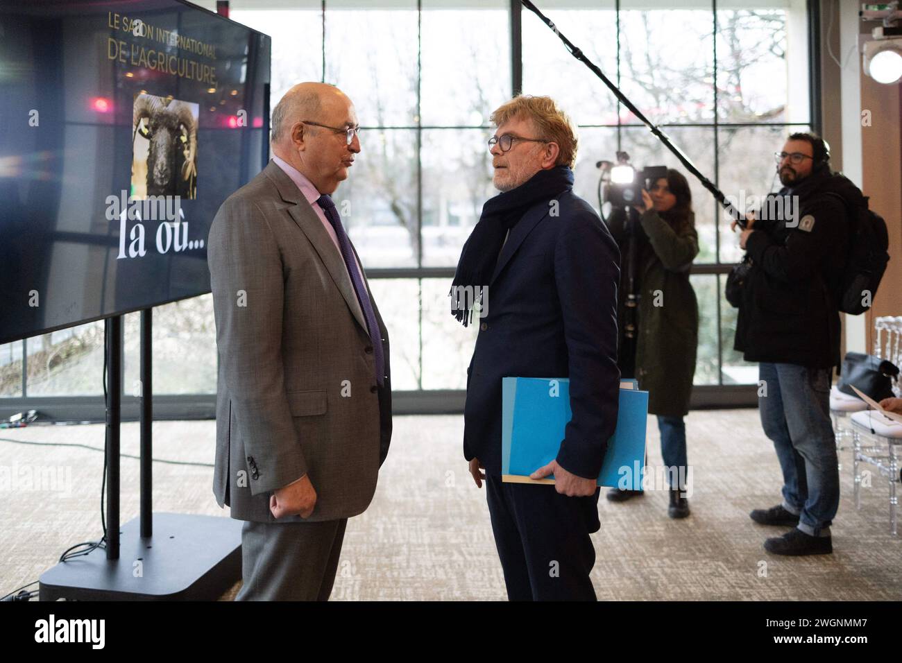 Ministre français de l'Agriculture et de la souveraineté alimentaire Marc Fesneau, Président de la Foire internationale de l'Agriculture de Paris Jean-Luc Poulain lors d'une conférence de presse pour la présentation de la 60ème édition du salon international de l'Agriculture 2024 à Paris, France, le 6 février 2024. Photo Raphael Lafargue/ABACAPRESS.COM Banque D'Images