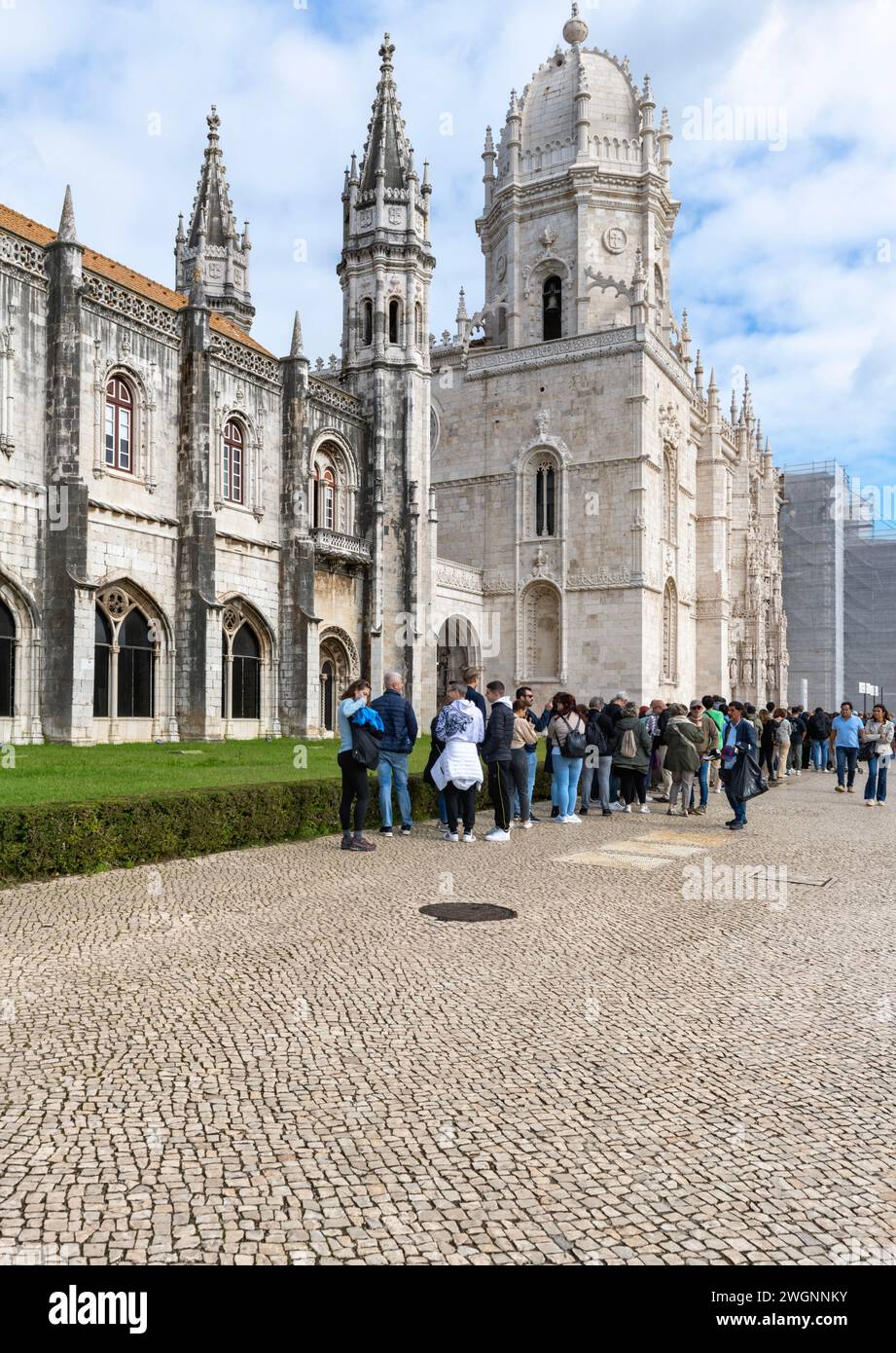 Monastère de Jerónimos également connu sous le nom de Monastère Hiéronymites, Belem, Lisbonne, Portugal, site du patrimoine mondial de l'UNESCO personnes dans la queue pour visiter le monastère Banque D'Images
