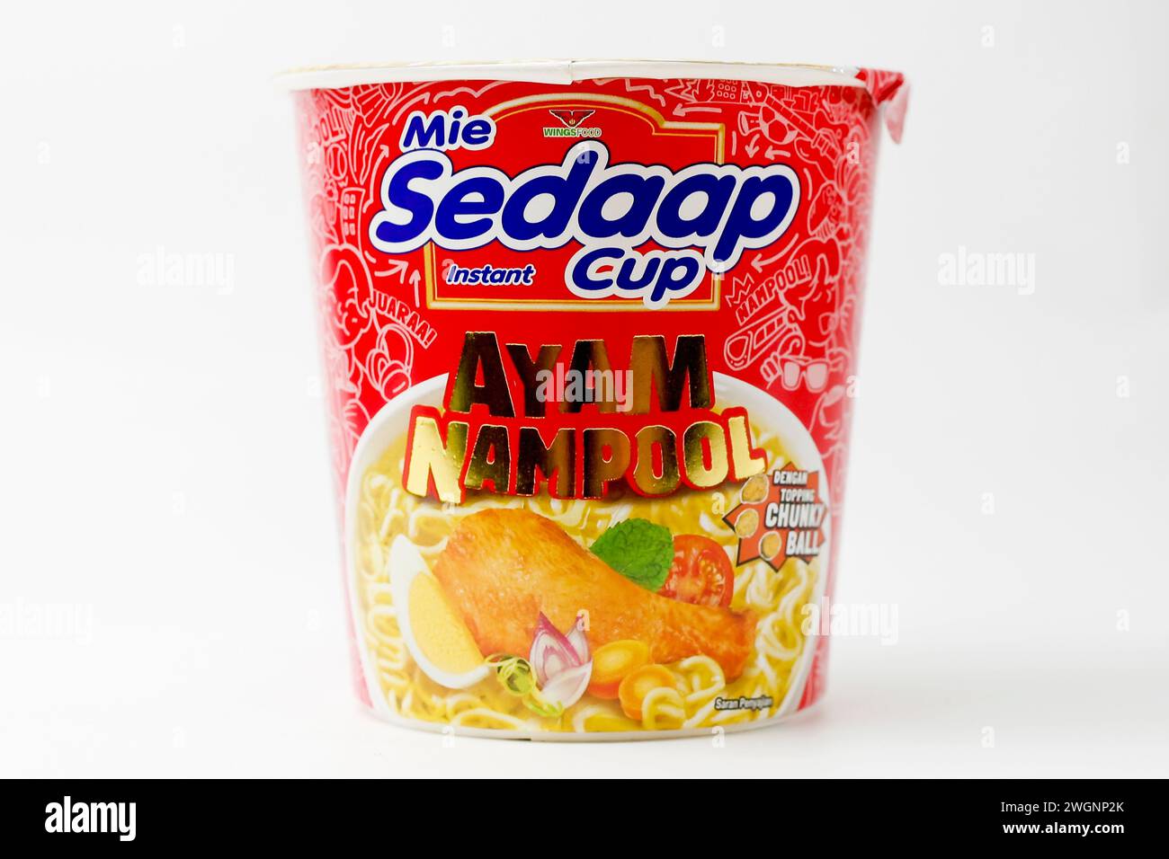 Gros plan de instant Noodle Mie Sedaap Ayam Nampol Cup isolé sur fond blanc. Banque D'Images