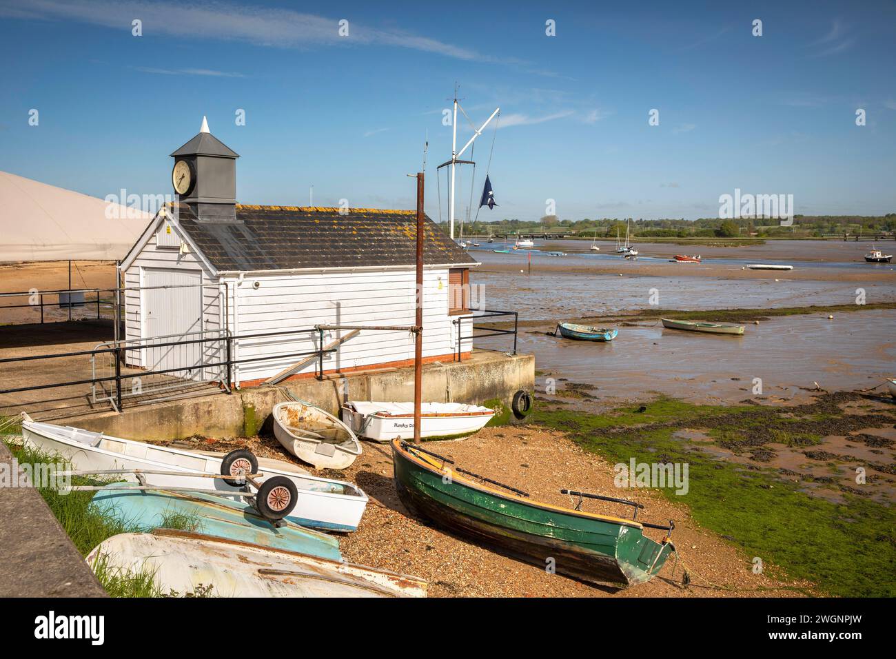 Royaume-Uni, Angleterre, Essex, Manningtree, les murs, bateaux hauts et secs sur le rivage au Stour Sailing Club Boathouse Banque D'Images