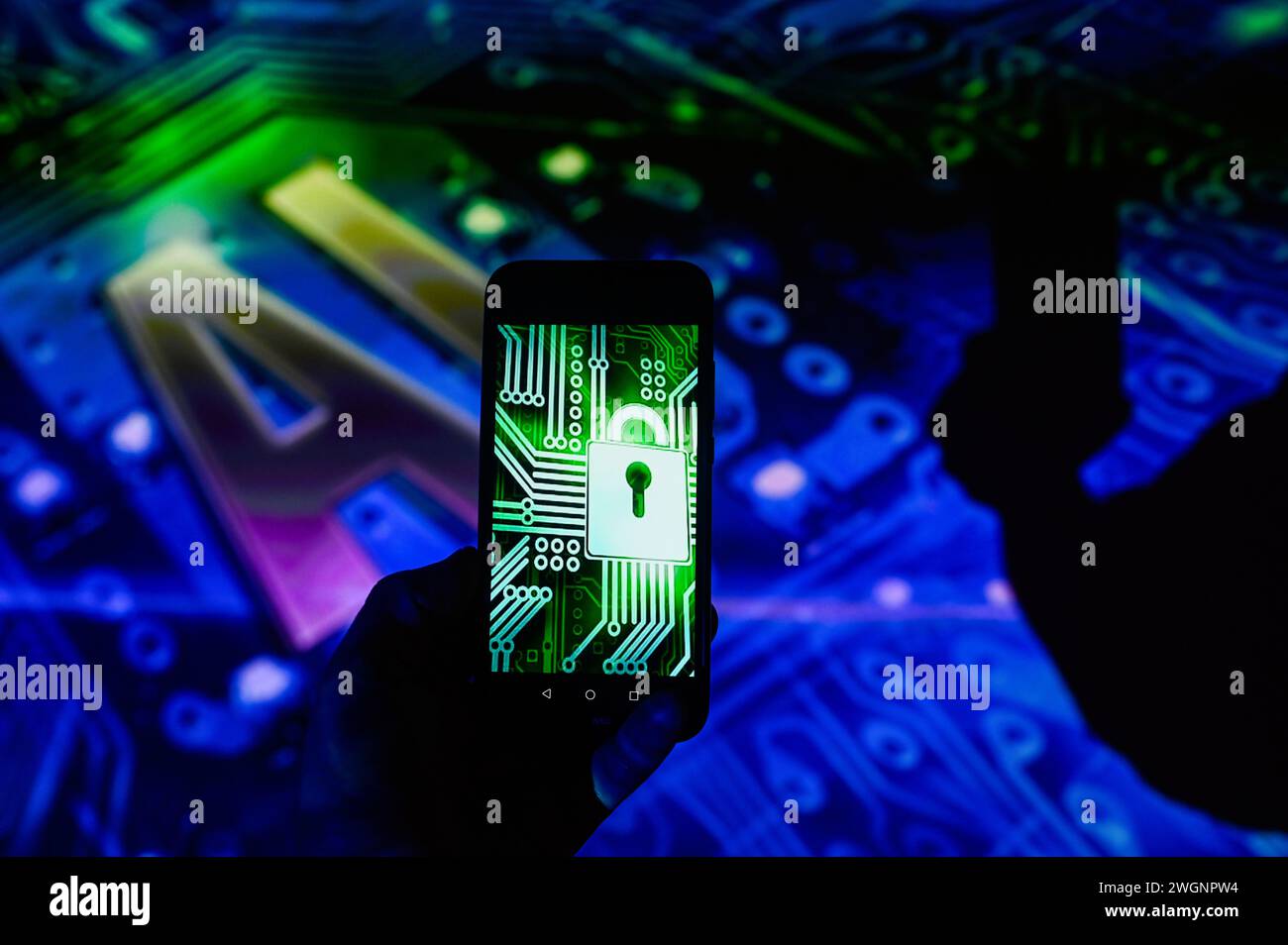 Pologne. 05th Feb, 2024. Dans cette illustration photo, un symbole de verrouillage de code est affiché sur un smartphone avec le symbole d'intelligence artificielle (IA) en arrière-plan. Crédit : SOPA images Limited/Alamy Live News Banque D'Images