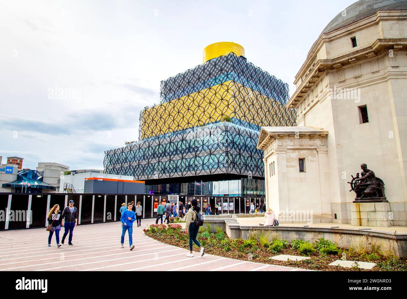 Extérieur bleu et jaune de la bibliothèque de Birmingham avec Hall of Memory sur la droite, Birmingham, Angleterre Banque D'Images
