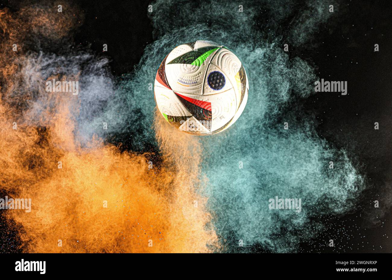firo : 06.02.2024, football, football : 2023/2024, EM Euro 2024 adidas ball match ball ball ball du Championnat d'Europe avec le nom Fussballliebe Studio, photographie à grande vitesse, poudre de couleur Holly Holi Banque D'Images