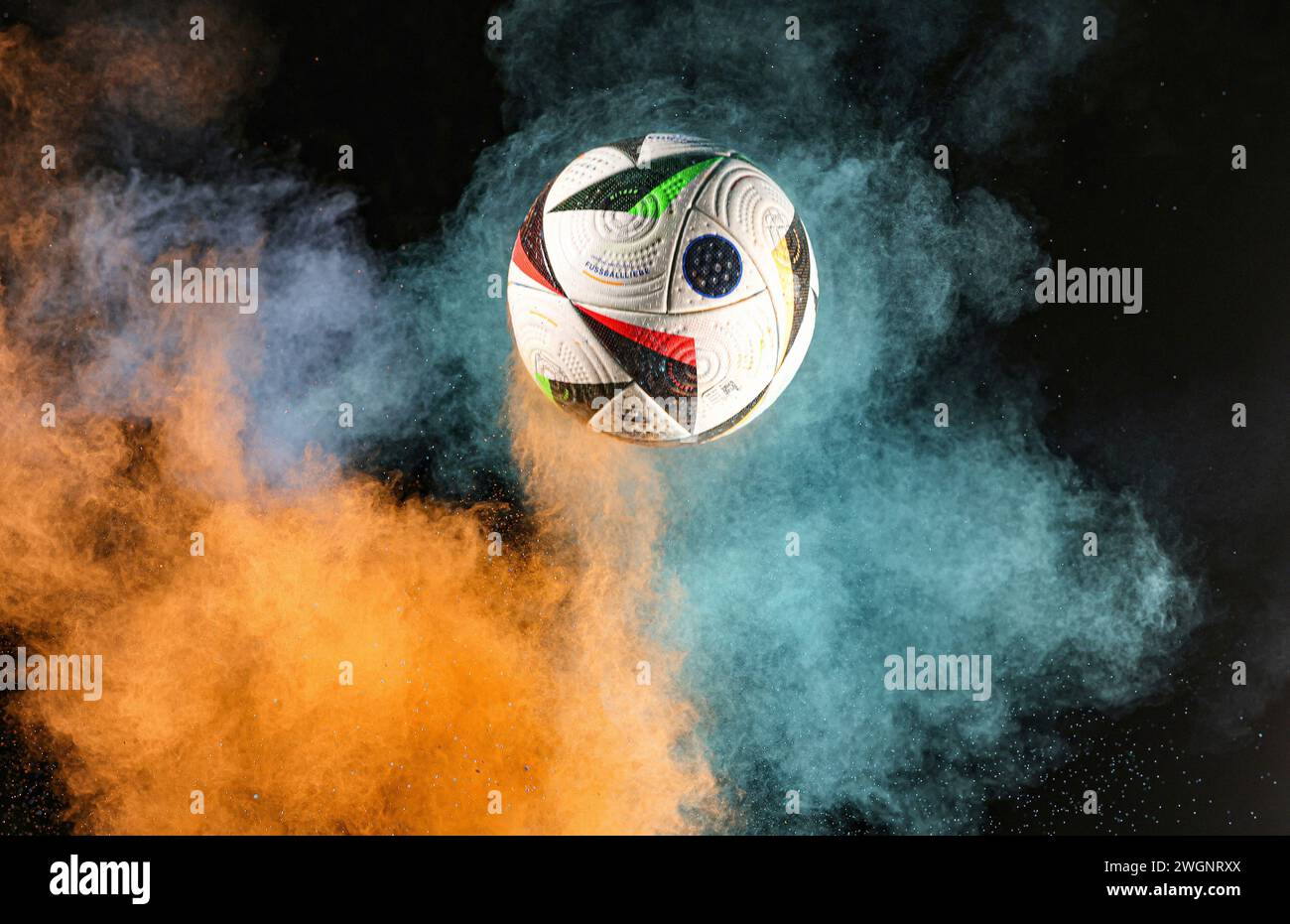 firo : 06.02.2024, football, football : 2023/2024, EM Euro 2024 adidas ball game ball du Championnat d'Europe avec le nom Fussballliebe Studio, photographie à grande vitesse, poudre de couleur Holly Holi général, fond, caractéristique Banque D'Images