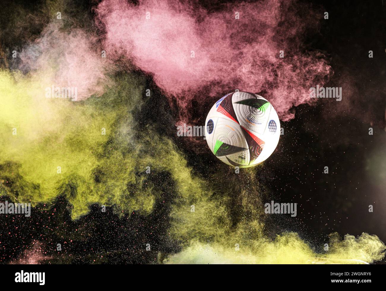 firo : 06.02.2024, football, football : 2023/2024, EM Euro 2024 adidas ball game ball du Championnat d'Europe avec le nom Fussballliebe Studio, photographie à grande vitesse, poudre de couleur Holly Holi général, fond, caractéristique Banque D'Images