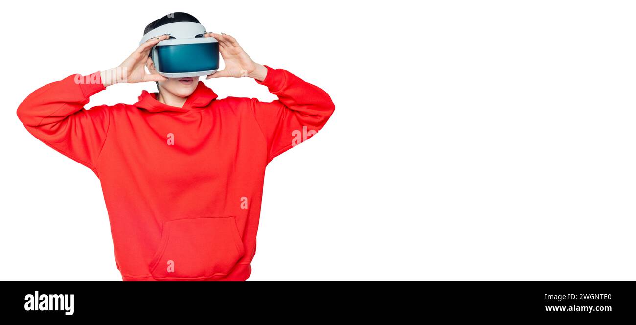 Femme dans un casque VR moderne explorant l'univers de réalité virtuelle sur fond blanc Banque D'Images