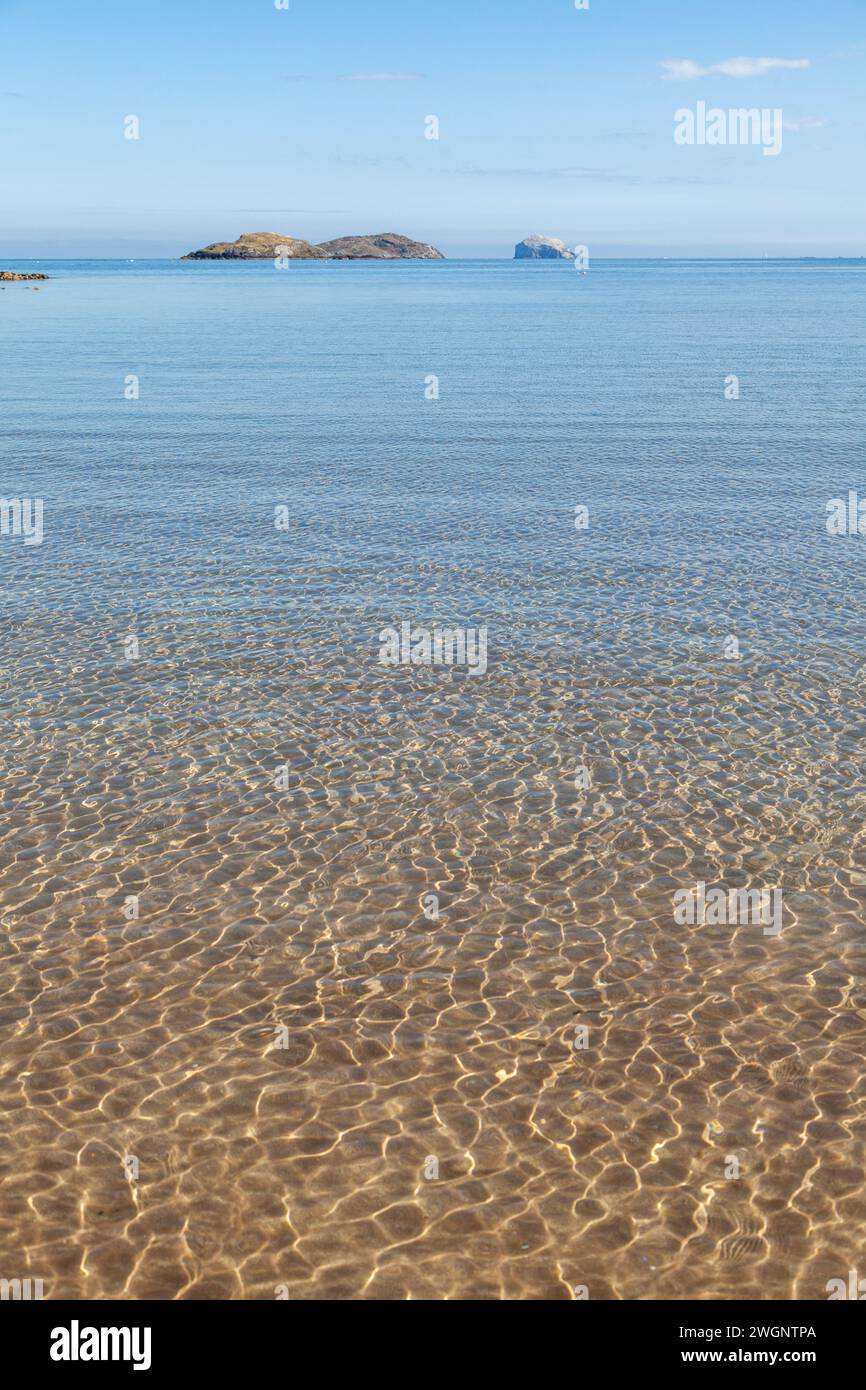Soleil à travers l'eau peu profonde lors d'une chaude journée d'été à North Berwick Beach Banque D'Images
