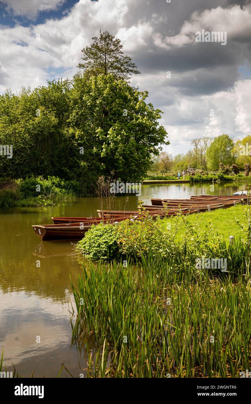 Royaume-Uni, Angleterre, Suffolk, Flatford, bateaux à rames sur la course de moulin de River Stour Banque D'Images
