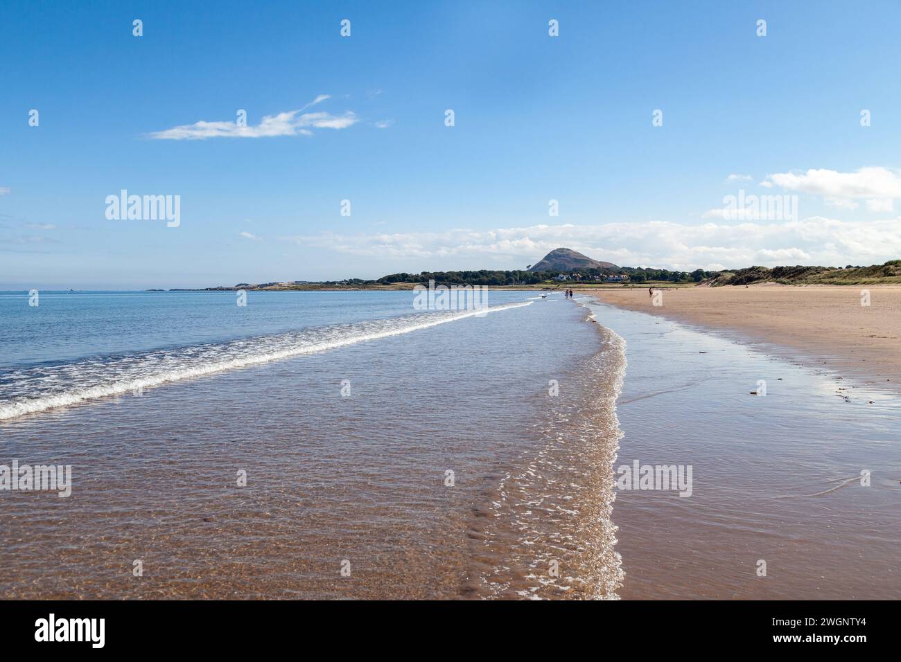 Marcher dans la mer le long de la plage à North Berwick Écosse Banque D'Images