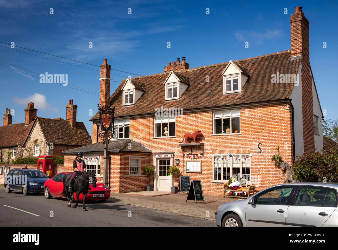 Royaume-Uni, Angleterre, Suffolk, East Bergholt, The Street, le Lion Inn Banque D'Images
