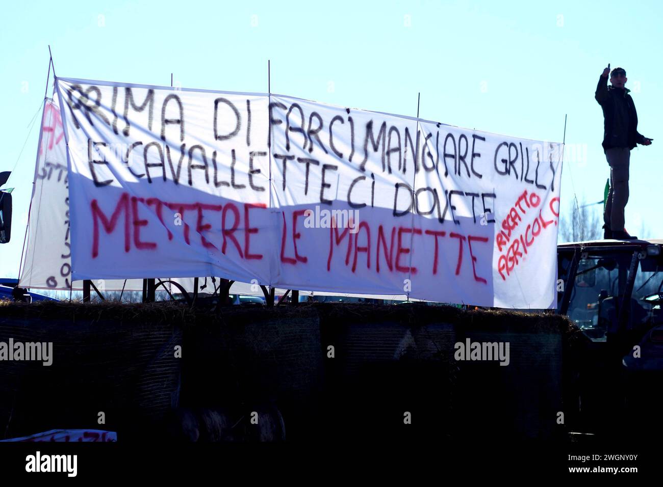 Italie, région Toscane près d'Arezzo, 30 janvier 2024 : manifestation d'agriculteurs, des agriculteurs italiens ont bloqué avec des tracteurs l'autoroute A1, près de Valdichia Banque D'Images