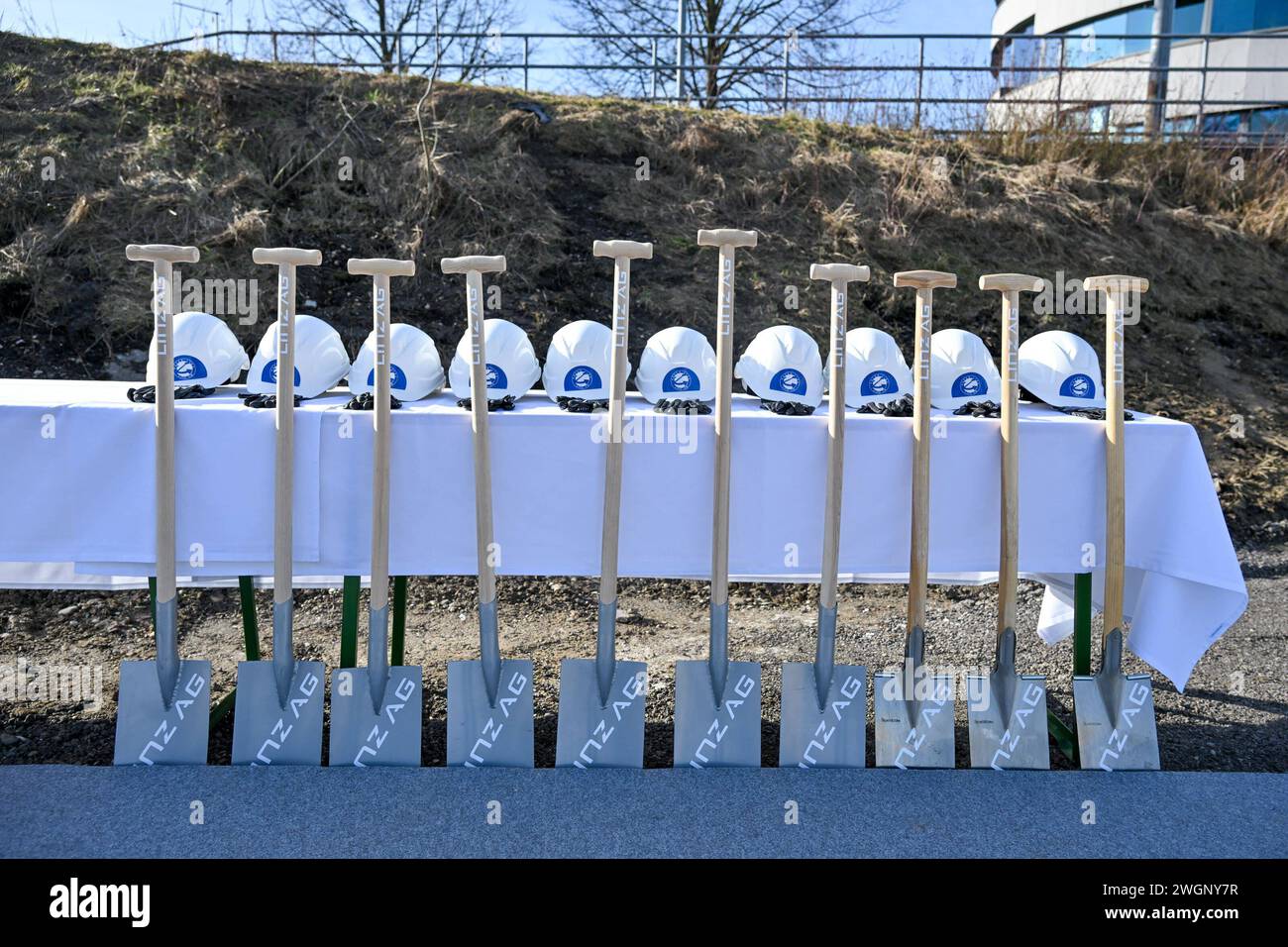 Spatenstich Hochwasserschutz Hafen Linz, 06.02.2024, Hafen Linz, AUT, Spatenstich Hochwasserschutz Hafen Linz, Ein Jahrhundertprojekt, im Bild Spatenstich, Spaten, Helm Oberoesterreich *** cérémonie de lancement de la protection contre les inondations au port de Linz, 06 02 2024, Port de Linz, AUT, cérémonie de lancement de Linz, cérémonie de lancement de la protection contre les inondations au port de Linz, AUT un projet du siècle, dans l'image cérémonie d'inauguration, Spade, Helm Oberoesterreich Spatenstich Hochwasserschutz Hafen Linz, 06.2024 -11 Banque D'Images