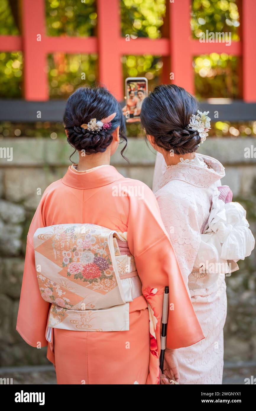 Deux jeunes femmes portant un kimono traditionnel japonais, vue arrière. Kyoto, Japon. Banque D'Images