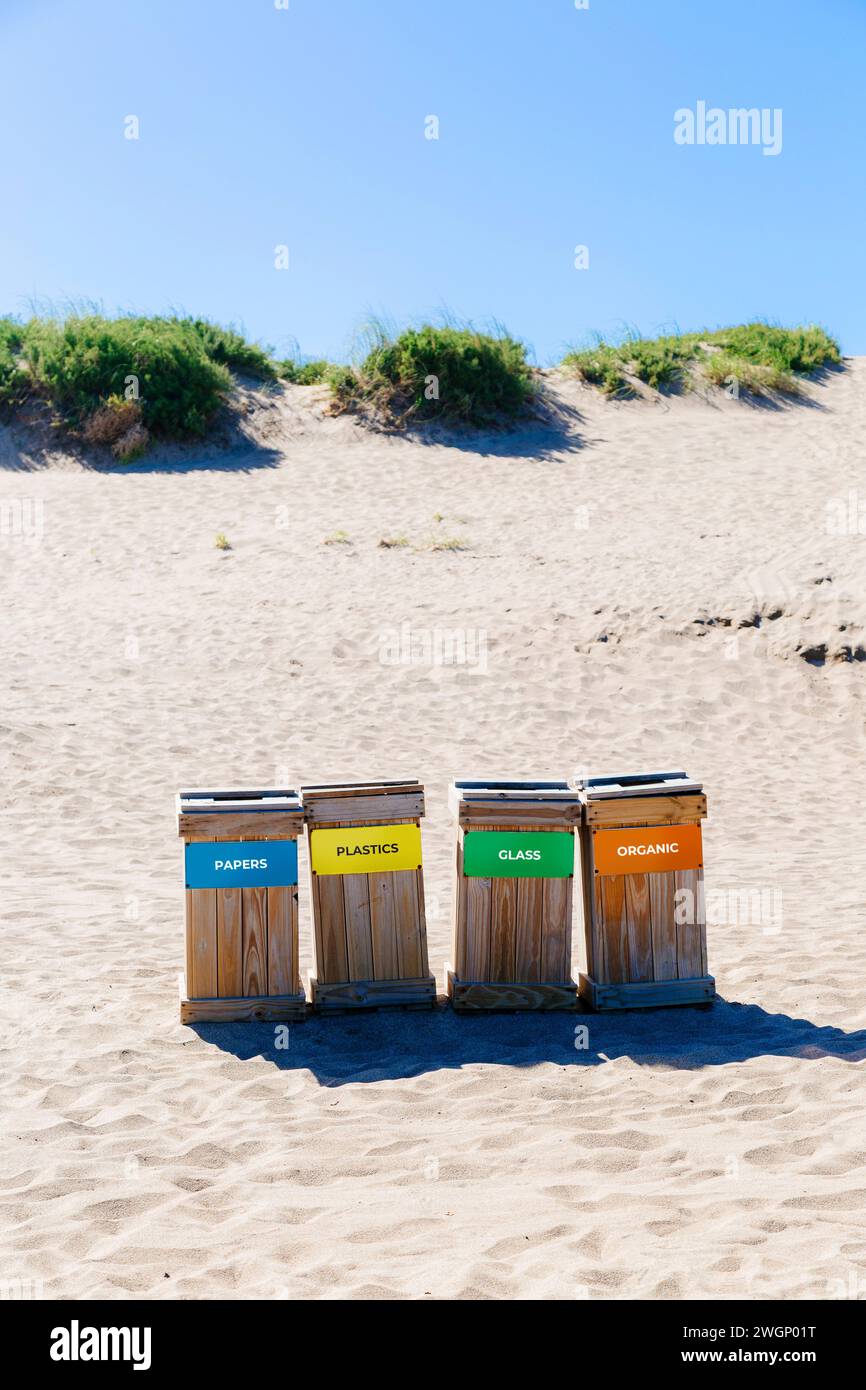 Quatre conteneurs de recyclage dans la plage.poubelles de recyclage concept écologique pour réduire la pollution. Protection de l'environnement. Déchets comme papiers, verre, organi Banque D'Images