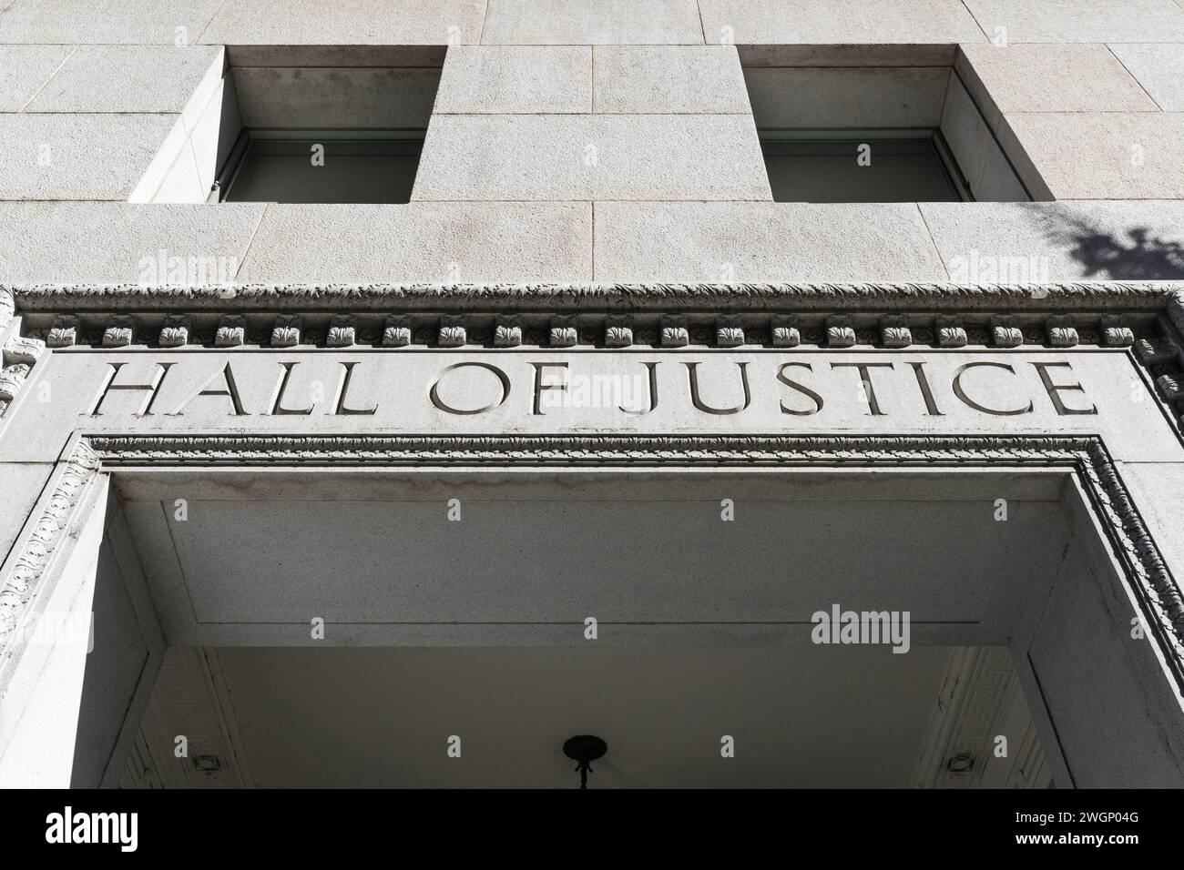 Hall of Justice signe au-dessus de l'entrée du bâtiment à l'immeuble de bureaux historique du comté de Los Angeles et ancien palais de justice dans le centre-ville de Los Angeles Banque D'Images