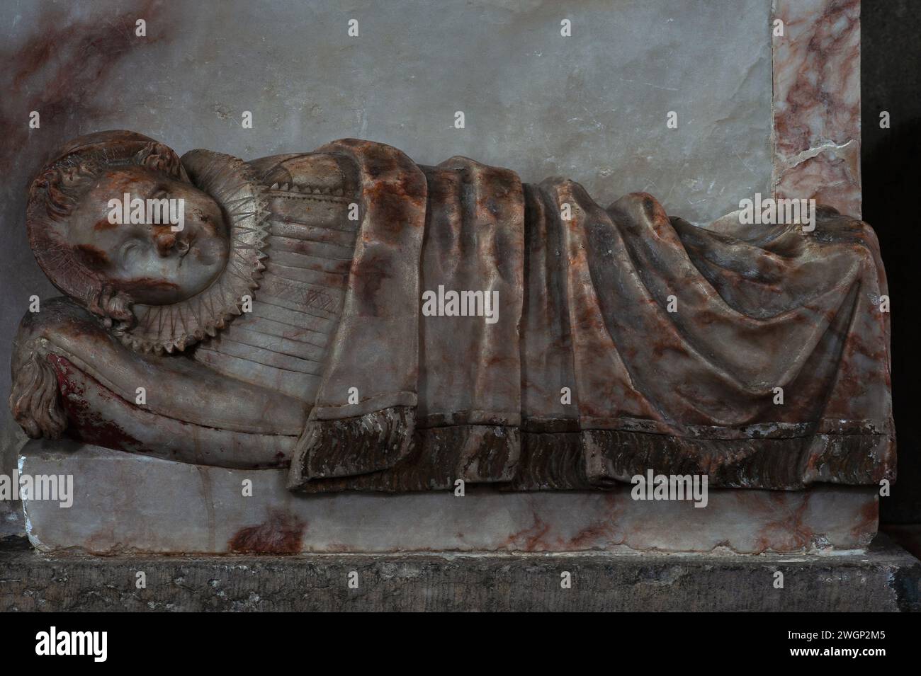 Bébé garçon dort paisiblement, sa tête sur un oreiller à pampilles. Tombe en albâtre jacobaine de Sir Thomas Caryll (mort en 1616), de son épouse Lady Margaret et de leurs enfants, dans l'église de Sainte-Marie la Vierge à Shipley, West Sussex, Angleterre. Banque D'Images