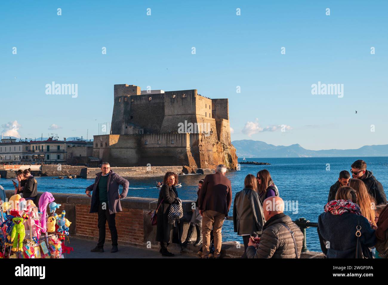 Naples, Italie - 18 décembre 2022 : surplombant le golfe serein de naples, une pierre majestueuse du château d'Ovo se dresse fièrement sur une île rocheuse. Castel emblématique Banque D'Images