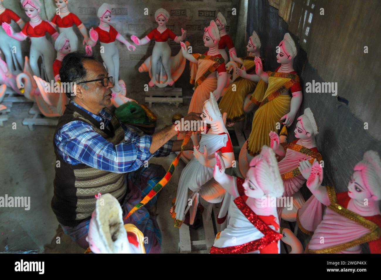 La statue de la divinité hindoue Saraswati est décorée à Sylhet. Saraswati Goddess est intimement liée à la connaissance, à l'éducation et à l'apprentissage en plus de la musique et des art. Cette année, le Saraswati Puja basé sur basant Panchami, aura lieu le mercredi 7 février. Bangladesh. Banque D'Images