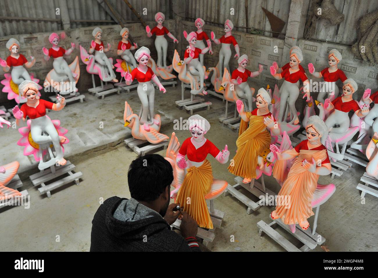 La statue de la divinité hindoue Saraswati est décorée à Sylhet. Saraswati Goddess est intimement liée à la connaissance, à l'éducation et à l'apprentissage en plus de la musique et des art. Cette année, le Saraswati Puja basé sur basant Panchami, aura lieu le mercredi 7 février. Bangladesh. Banque D'Images