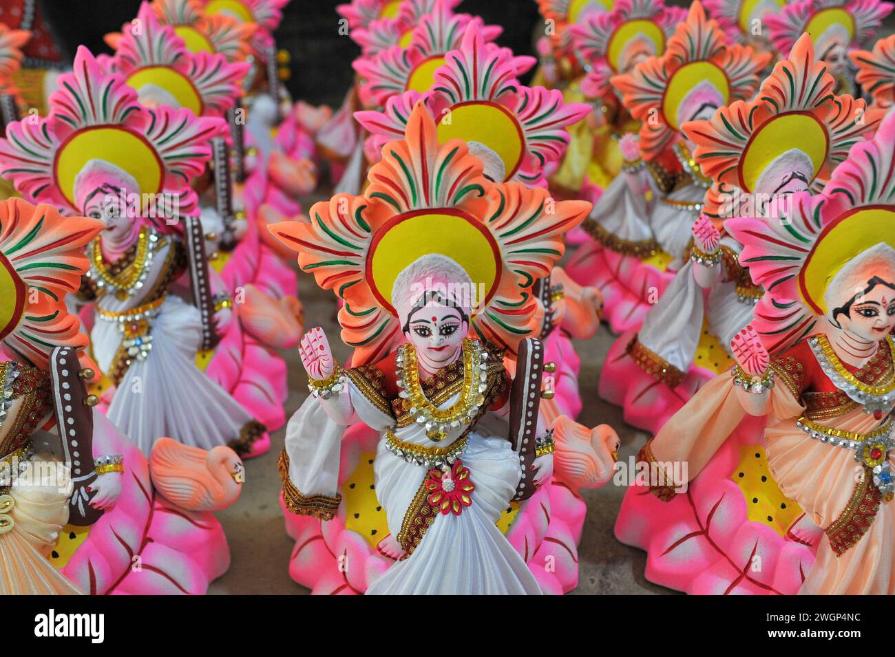 La statue de la divinité hindoue Saraswati est décorée à Sylhet. Saraswati Goddess est intimement liée à la connaissance, à l'éducation et à l'apprentissage en plus de la musique et des art. Cette année, le Saraswati Puja basé sur basant Panchami, aura lieu le mercredi 7 février. Bangladesh. Banque D'Images