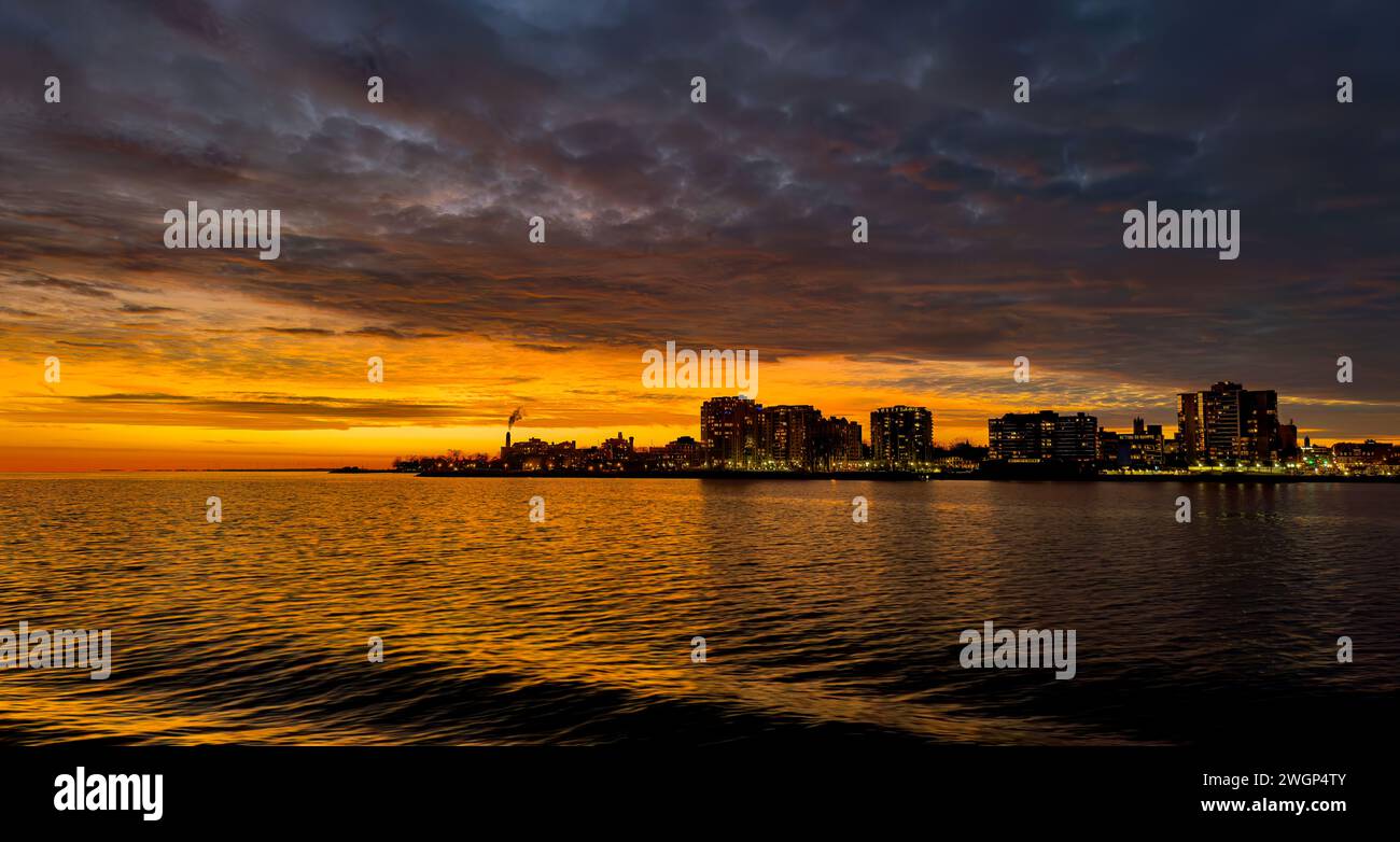 Nuages de coucher de soleil au-dessus de Kingston, Ontario, Canada port en hiver Banque D'Images