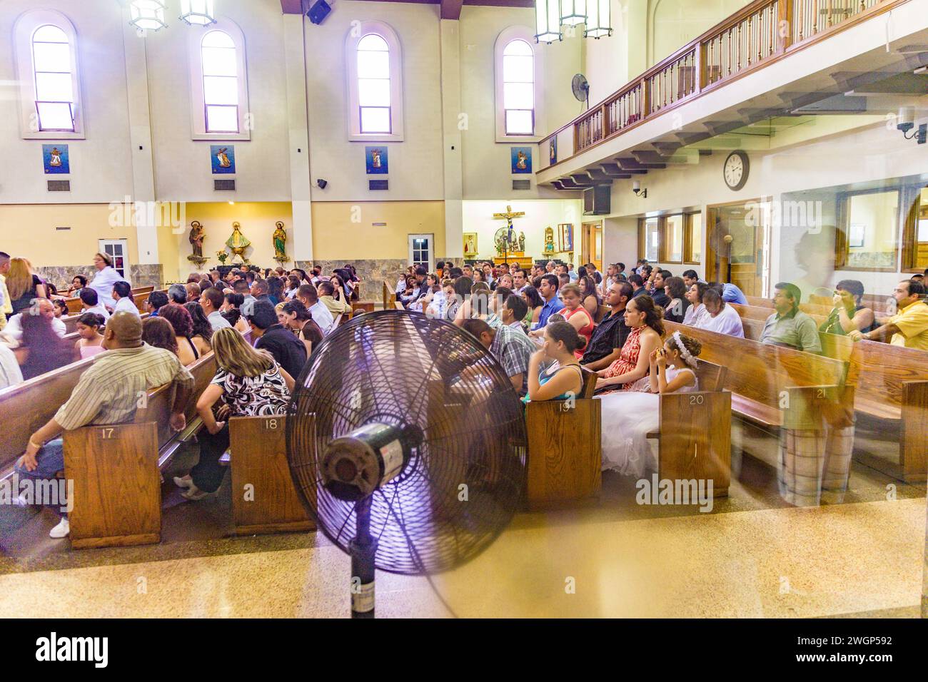 Los Angeles, États-Unis - 5 juillet 2008 : les gens rejoignent le service dans l'église Nuestra Señora la Reina de los Ángeles - notre Dame Reine des Anges - à Olvera s Banque D'Images